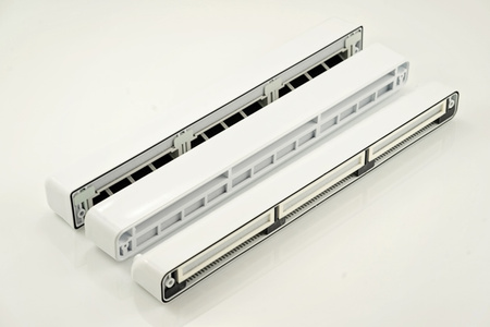 Nawiewnik automatyczny akustyczny, z automatyczną regulacją, komorą tłumiącą i czerpnią akustyczną, typ VT1301